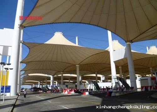 张拉膜车棚