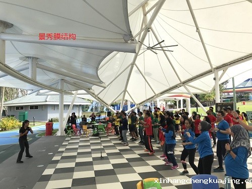 膜结构雨棚与塑料雨棚对比